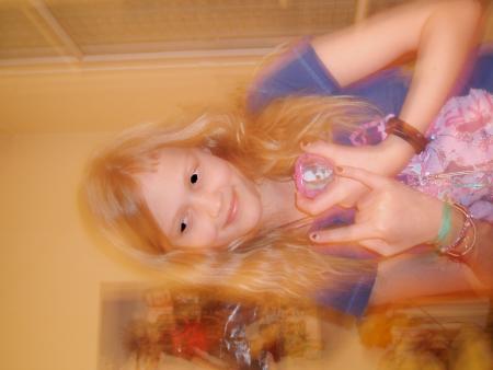 moi avec les yeux noir et une foto de Wednesday 13(en rose,dans le coeur)